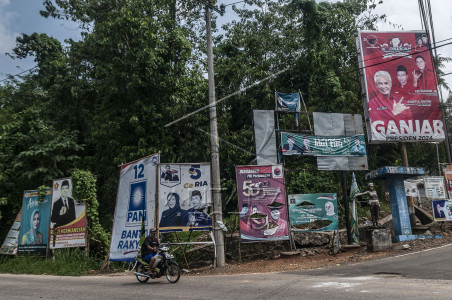 Warga Cikembar Keluhkan Banyak Baliho yang Terpasang di Pepohonan