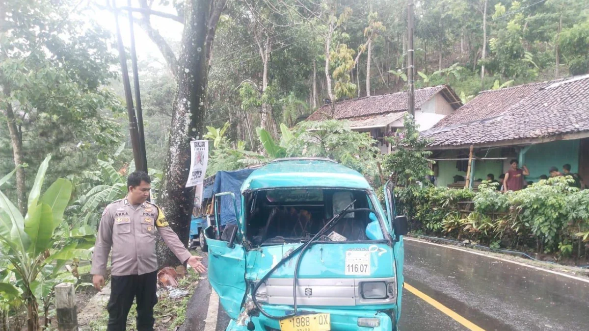 Angkot dan Pickup Tabrakan, Tujuh Orang Penumpang Luka-luka