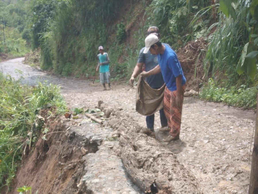 Jalan Penghubung Kampung Bumisari – Cicareuh di Mangunjaya Tertutup Lonsor