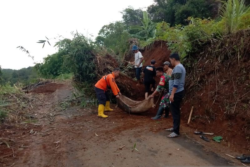 Tanah Longsor Terjang Sukabumi