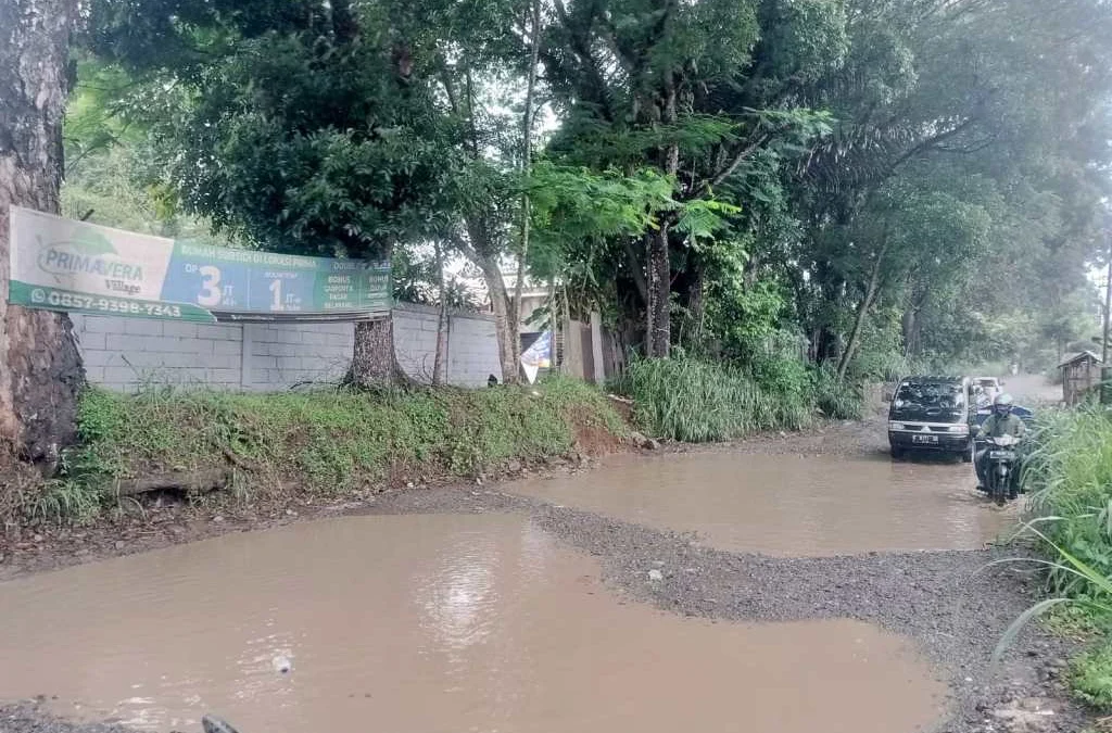 Ruas Jalan Pangleseran-Cibatu Rusak Parah dan Berlobang