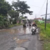 Lama tak Diperbaiki, Jalan Cipatuguran Palabuhanratu Rusak Parah