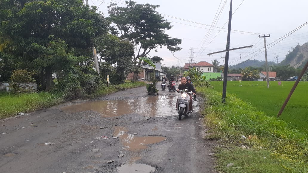 Lama tak Diperbaiki, Jalan Cipatuguran Palabuhanratu Rusak Parah