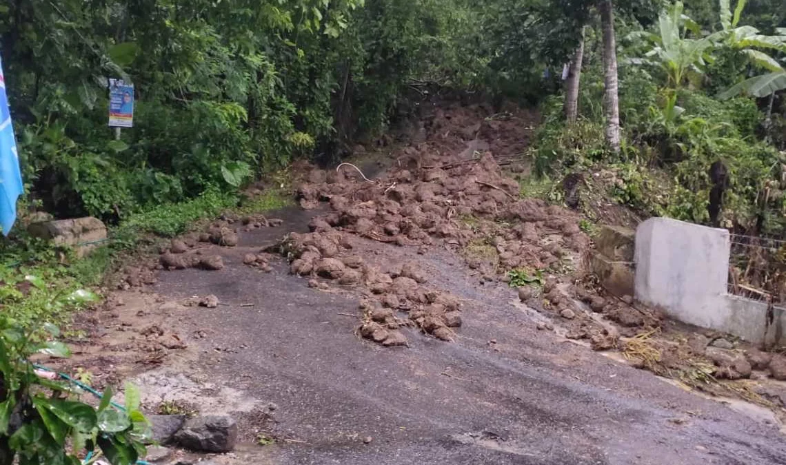 Kondisi Tanah Labil, Ruas Jalan Kabupaten di Bantarkalong Amblas