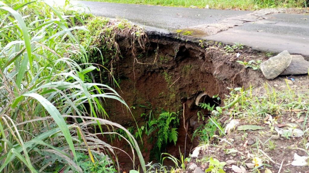 Warga Minta Dinas PU Perbaiki Gorong-gorong Ambrol