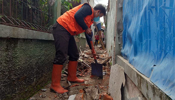 Diguyur Hujan, Atap Bangunan Rumah Ambruk