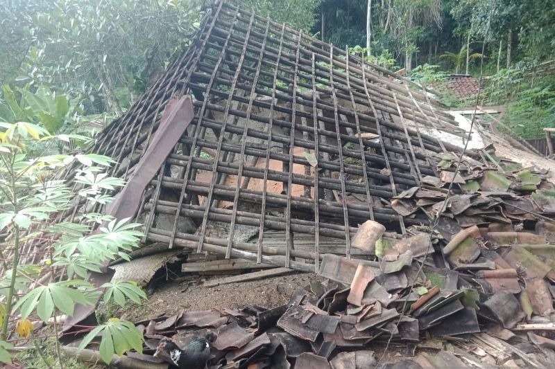 Rumah Lansia Ambruk Diterjang Angin Kencang