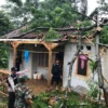 Satu Unit Rumah di Parakanlima Rusak Tertimpa Pohon