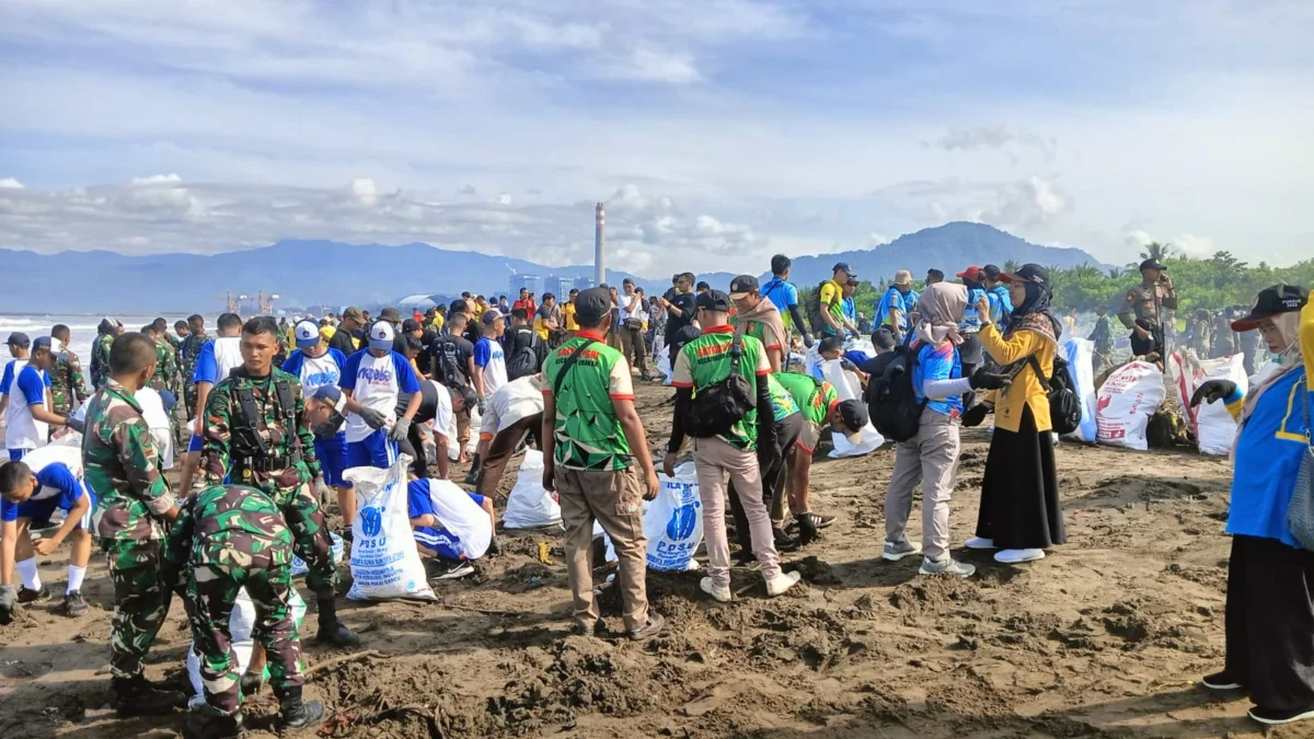 Ribuan Personel Bersih-bersih Pantai Talanca Loji