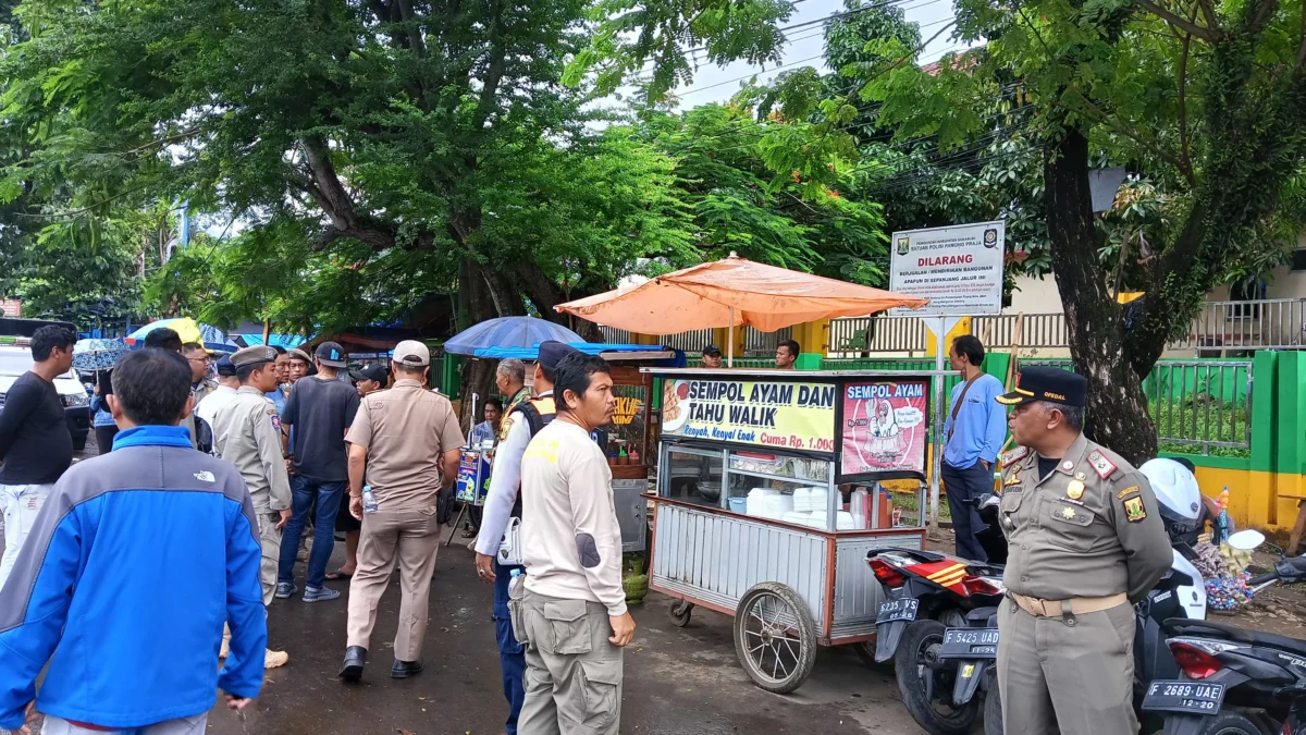 Satpol PP dan Dishub Tertibkan PKL di Sekitar Trotoar RSUD Palabuhanratu