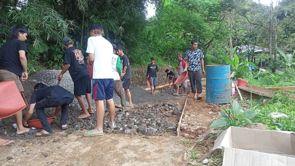 Ruas Jalan Kampung Cipicung Desa Cibolang Dirabat Beton Dinas Perkim