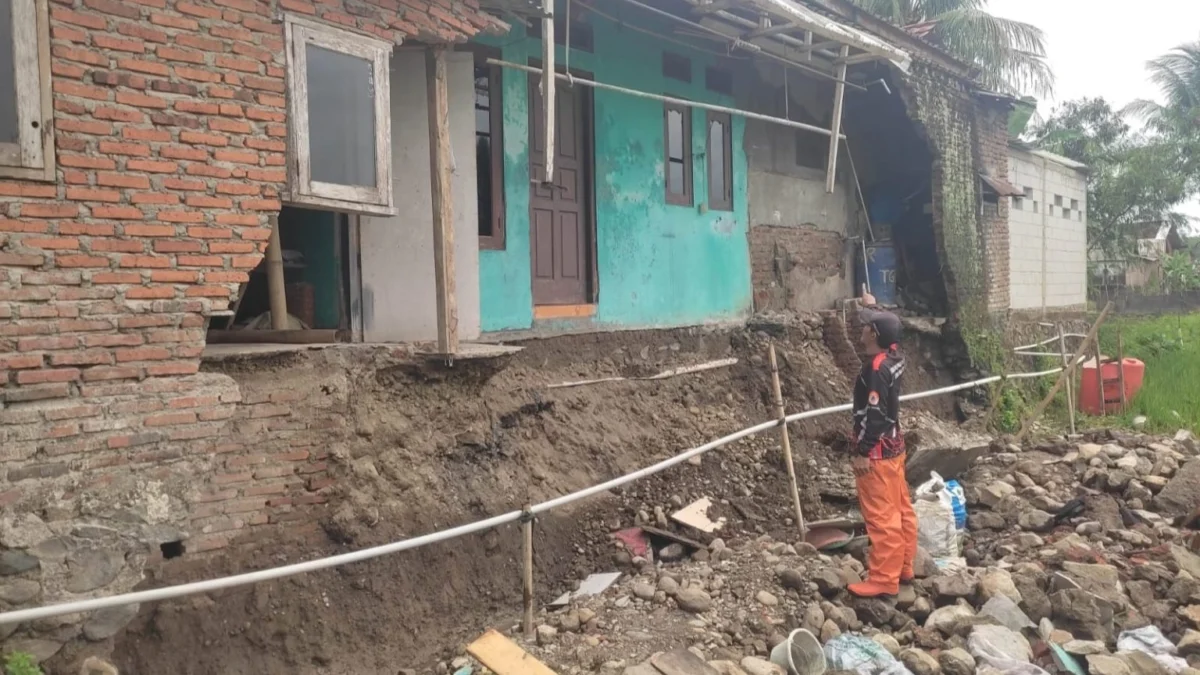 Hujan Deras, Dinding Rumah Warga di Palabuhanratu Ambruk