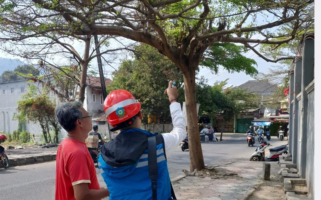 Peduli Keselamatan Masyarakat PLN Terus Lakukan Sosialiasi Jarak Aman Alat Peraga Kampanye