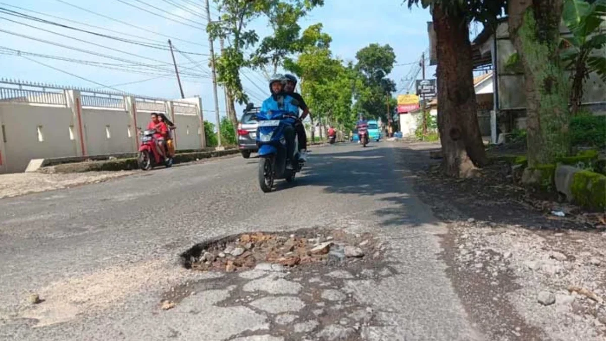 Jalan rusak berlubang