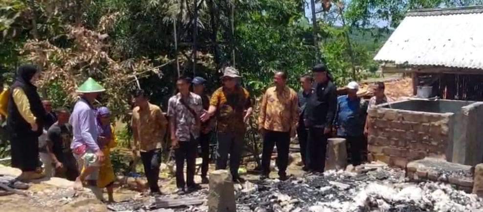 Bupati Langsung Bangun Rumah Warga Ciemas yang Hangus Terbakar