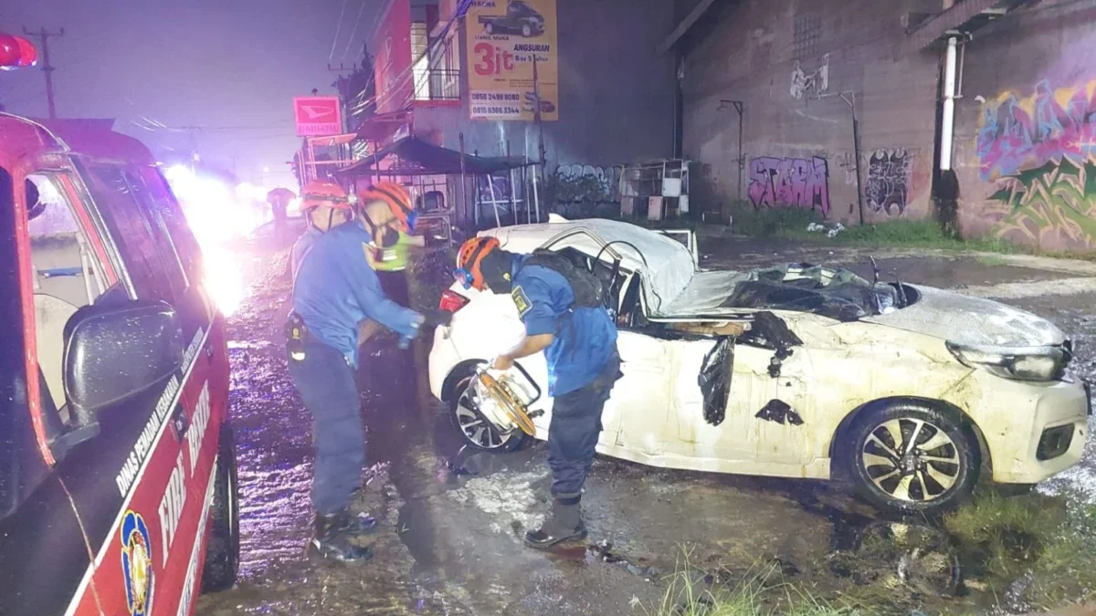 Sejumlah petugas saat melakukan evakuasi kecelakaan di ruas Jalan Raya Siliwangi, Kampung Sekarwangi, Kecamata