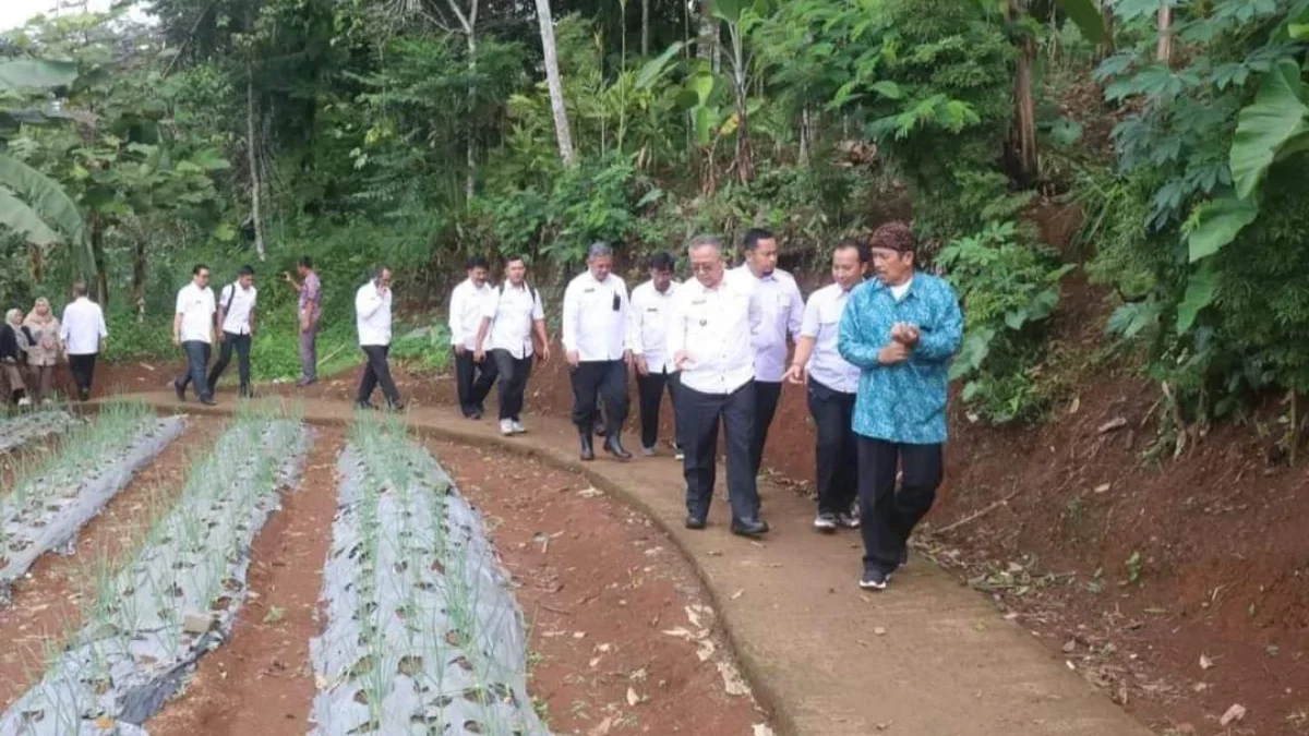 Wabup Sukabumi, Iyos Somantri saat meninjau wilayah Desa Cicareuh