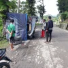 Truk Bermuatan Pakan Terguling di Jampangtengah