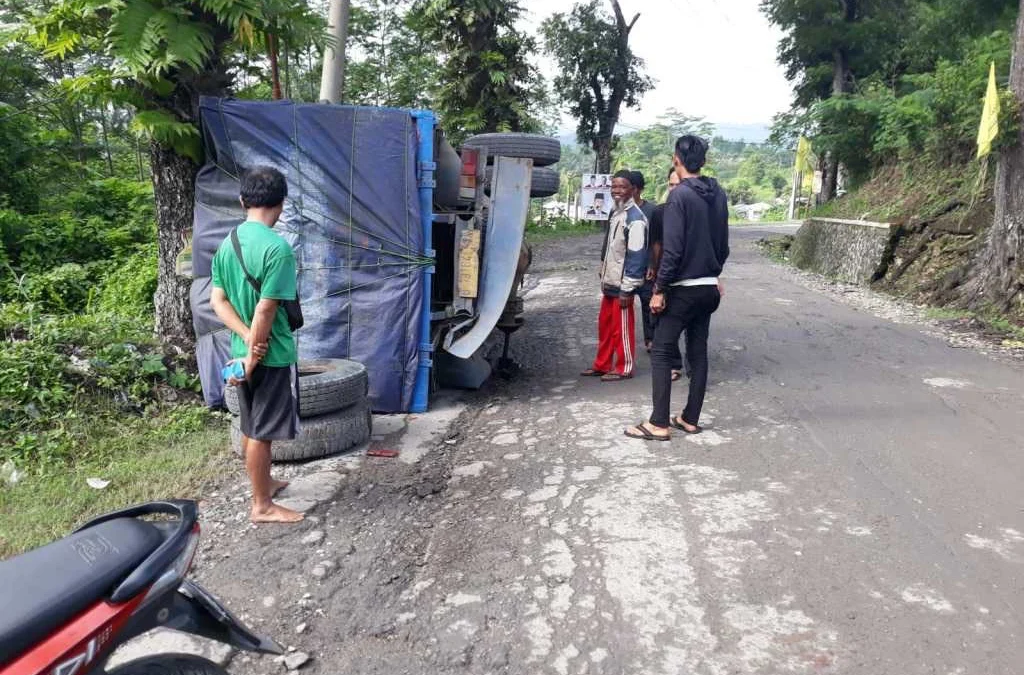 Truk Bermuatan Pakan Terguling di Jampangtengah