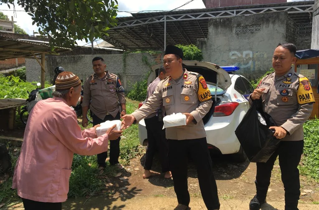 Jumat Berkah, Polisi Bagikan Ratusan Nasi Kotak