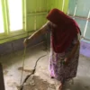 Seorang warga Kampung Jati, RT 05/RW 04, Desa Mekarsari, Kecamatan Nyalindung, Tini (53) saat menunjukan rumah