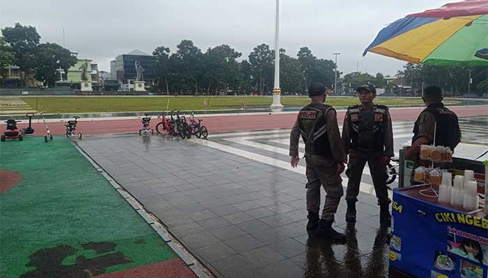 Satpol PP Awasi Aktivitas di Lapdek