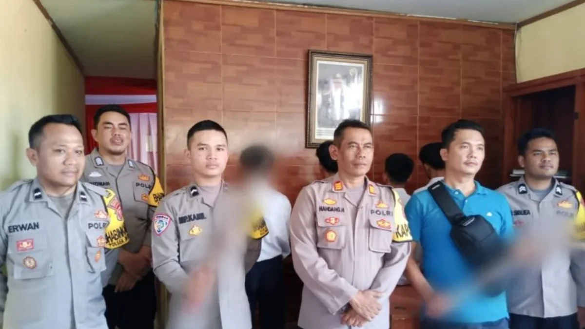 Personel Polsek Warungkiara memperlihatkan senjata tajam