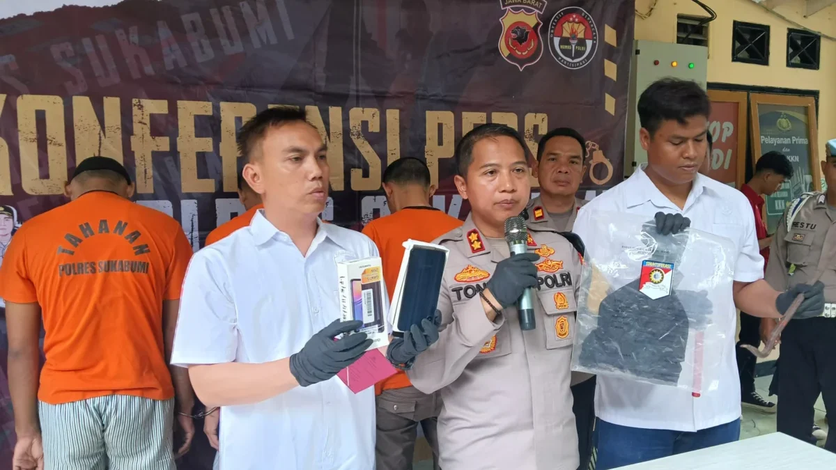 Kapolres Sukabumi AKBP Tony Prasetyo didampingi Kasatreskrim AKP Ali Jupri memperlihatkan berbagai barang bukt