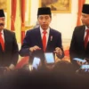 Presiden RI Joko Widodo didampingi Agus Harimurti Yudhoyono (AHY) diwawancarai media usai pelantikan