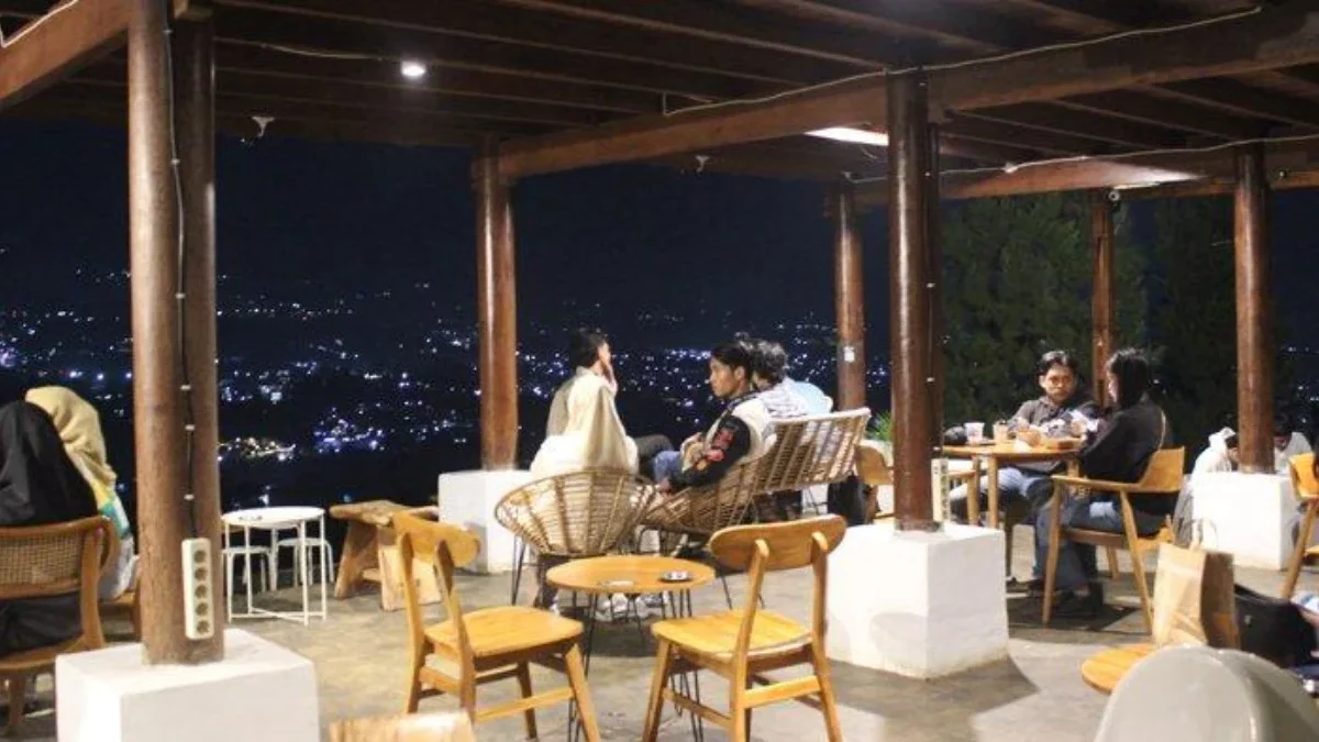 Masih bingung nyari tempat nongkrong dimana? Mending coba kunjungin Cafe Humaira Puncak Bogor deh