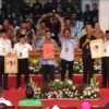 Tiga pasangan capres-cawapres berfoto bersama dengan menunjukkan Nomor Urut Pemilu Tahun 2024 di Gedung KPU, Jakarta. (JAWAPOS.COM/DERY RIDWANSAH)