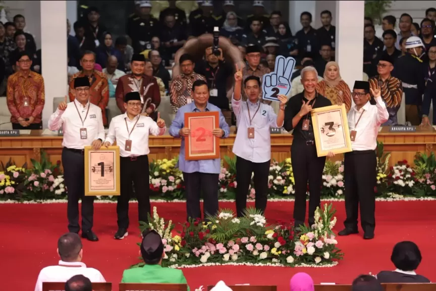 Tiga pasangan capres-cawapres berfoto bersama dengan menunjukkan Nomor Urut Pemilu Tahun 2024 di Gedung KPU, Jakarta. (JAWAPOS.COM/DERY RIDWANSAH)