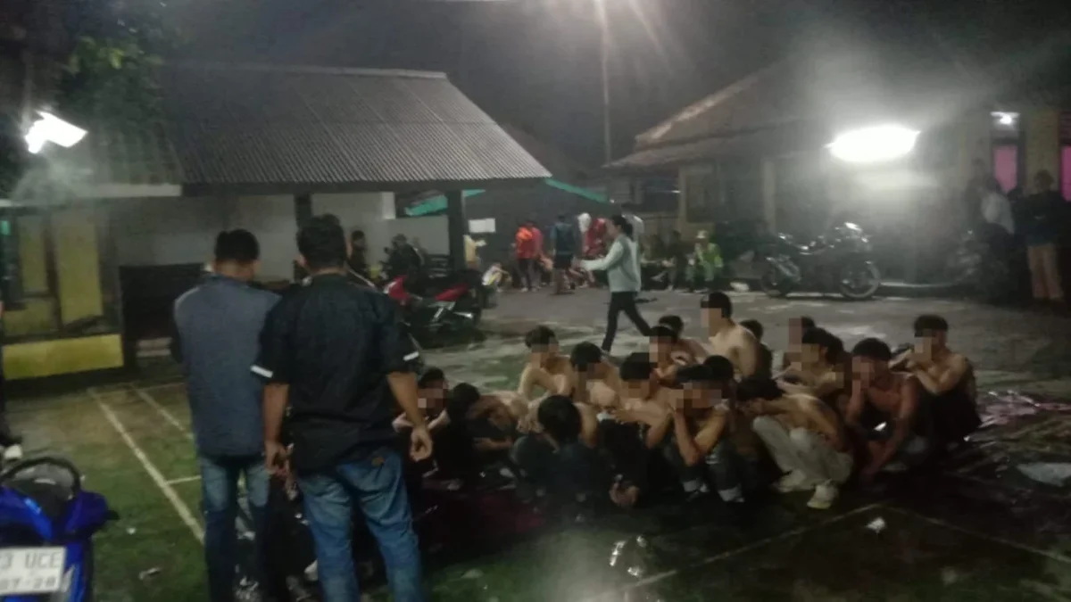 Anggota Polsek Cicurug mengamankan belasan remaja diduga anggota geng motor yang membuat resah masyarakat