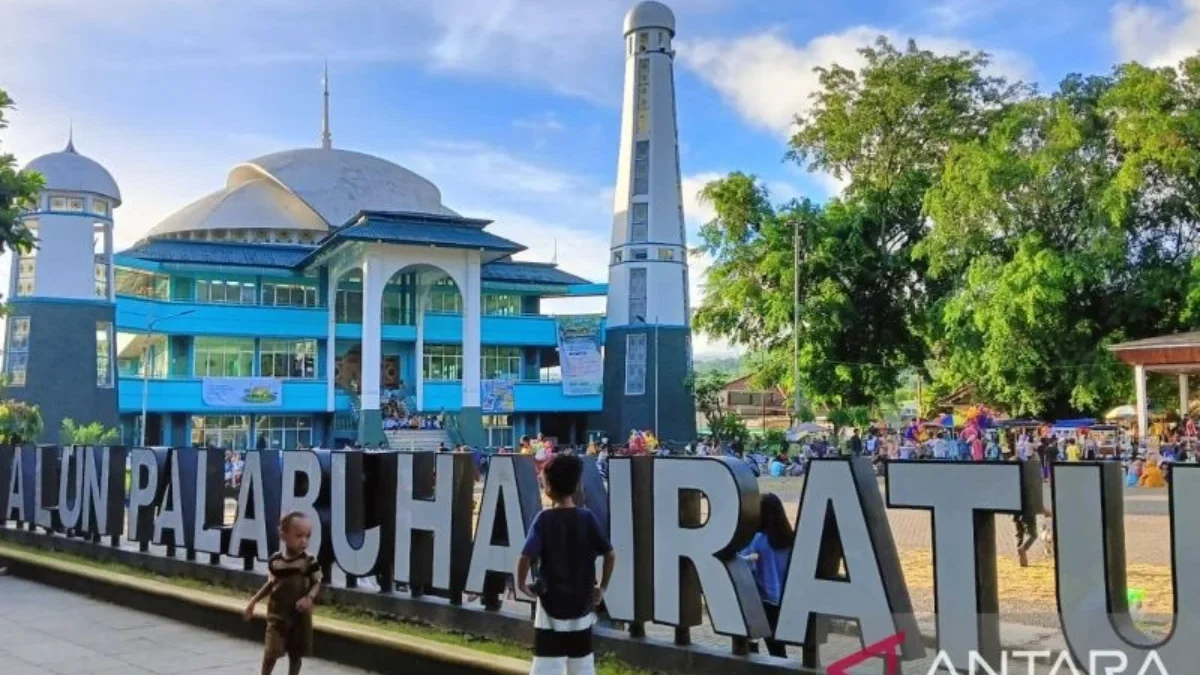 Alun-Alun Palabuhanratu dijadikan titik nol kilometer Kabupaten Sukabumi, Jawa Barat.