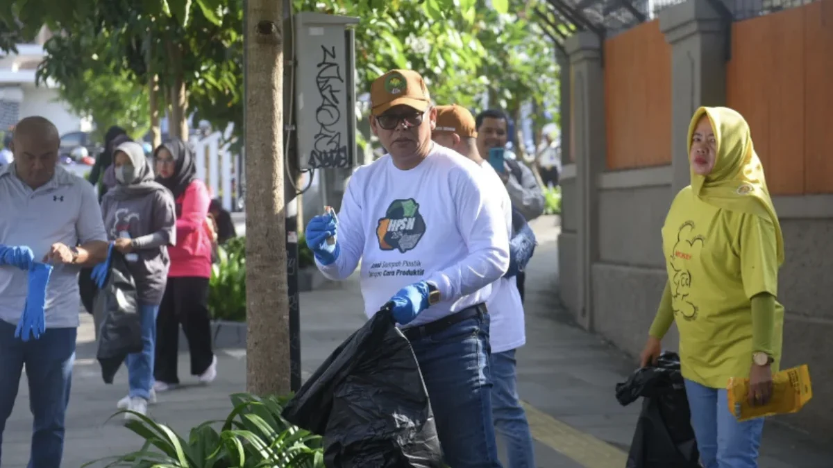 Pj Wali Kota Sukabumi, Kusmana Hartadji saat memunguti sampah saat memperingati HPSN 2024 pada Jumat (1/3)