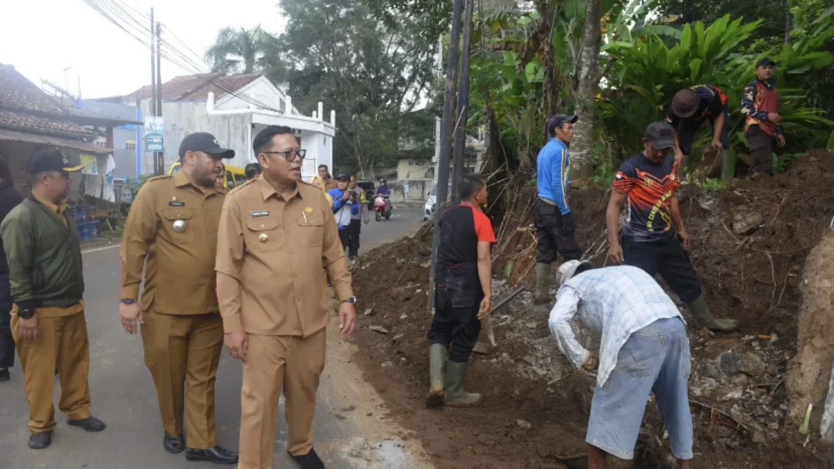 Pj Wali Kota Sukabumi Kusmana Hartadji meninjau lokasi banjir limpasan di Jalan Kabandungan