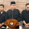 Ketua KPU RI Hasyim Asy’ari (tengah) ditemani Anggota KPU RI