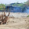 Tumpukan sampah masih terlihat menumpuk di beberapa lokasi di pesisir pantai Palabuhanratu pascabanjir rob bel