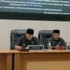 Ketua DPRD Yudha Sukmagara saat memimpin rapat paripurna didampingi Wakil Ketua I DPRD Budi Azhar Mutawali