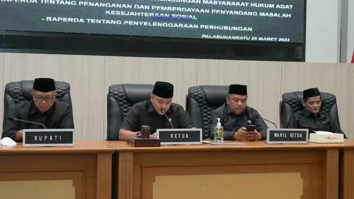 Ketua DPRD Yudha Sukmagara saat memimpin rapat paripurna didampingi Wakil Ketua I DPRD Budi Azhar Mutawali