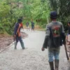 Pemdes Sukamaju, Kecamatan Cikembar, Kabupaten Sukabumi, Jawa Barat, merabat beton jalan desa