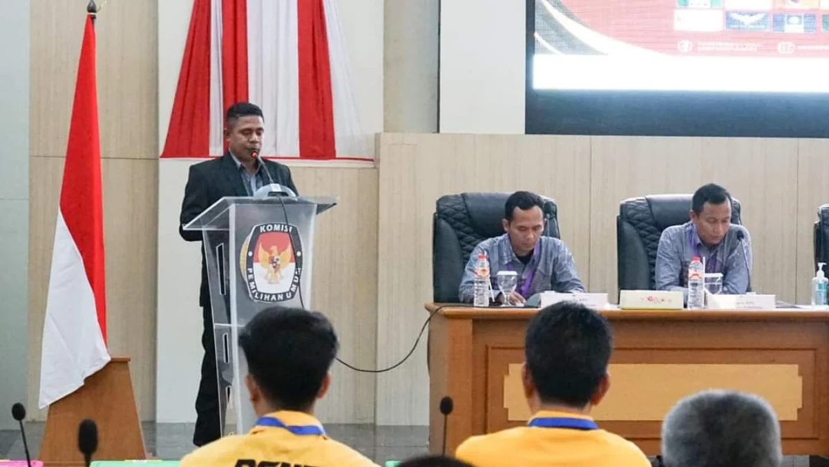 Ketua KPU Kabupaten Sukabumi Kasmin Bele saat memberi sambutan pada acara pleno rekapitukasi penghitungan suar