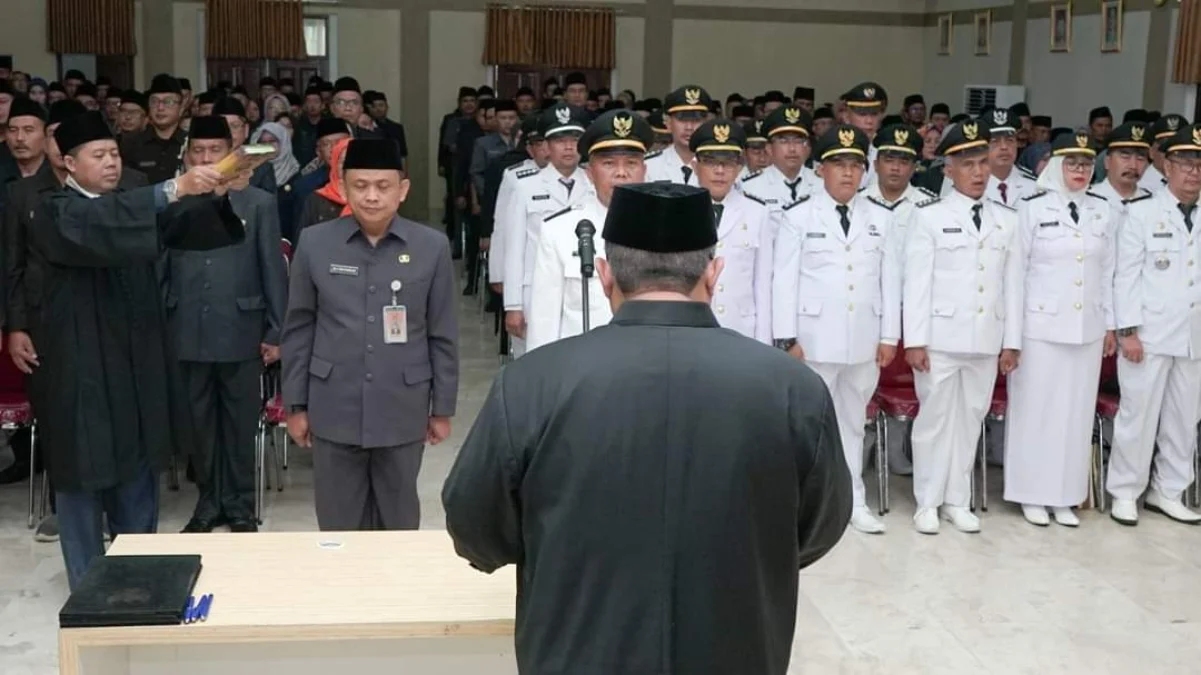 Bupati Sukabumi Marwan Hamami saat melantik