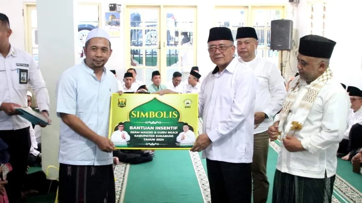 Wakil Bupati Sukabumi, Iyos Somantri saat memberikan bantuan insentif