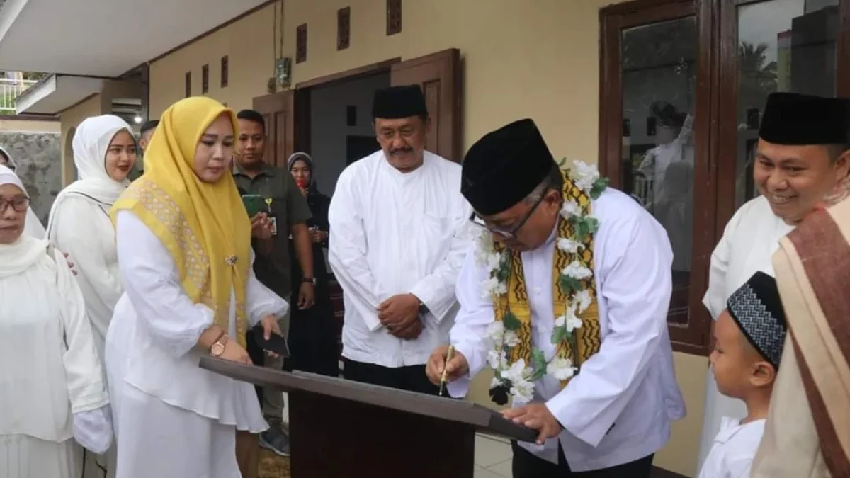 Bupati Sukabumi Marwan Hamami meresmikan Ponpes Khadimul Muslimin