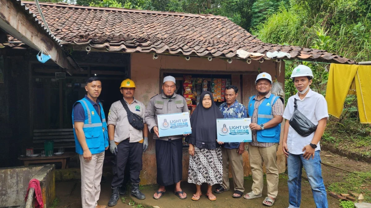 Program \"Light Up The Dream\" yang bertujuan untuk memberikan bantuan pemasangan listrik gratis kepada masyarak