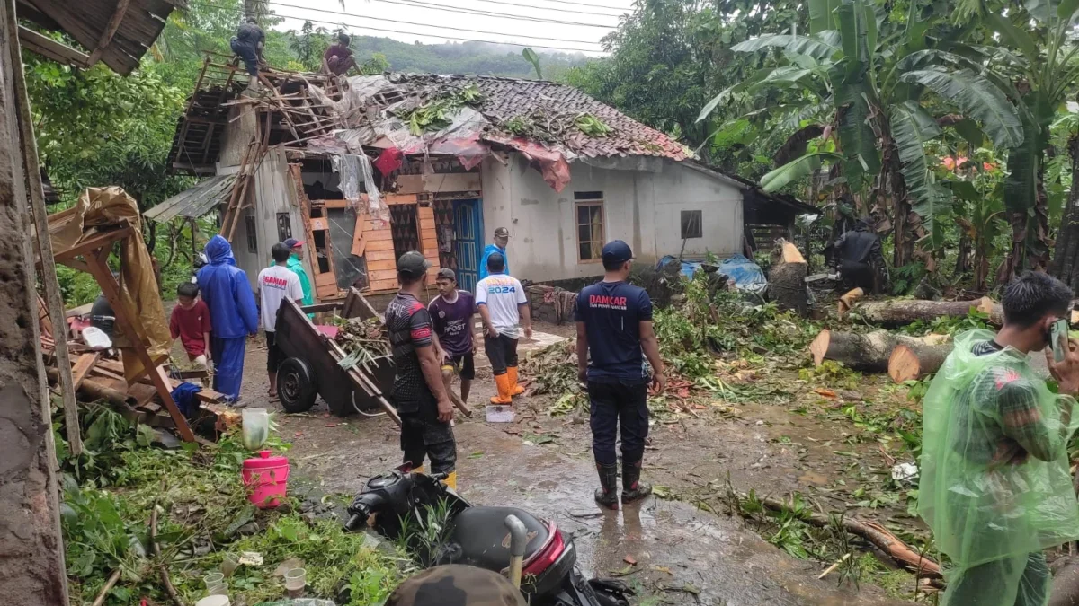 satu rumah tertimpa pohon di Kampung Cibolang