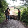 Situasi Jembatan Cigebang penghubung antar desa yang berada di Kampung Nyomplong RT 03/3 di Bantargadung ambru