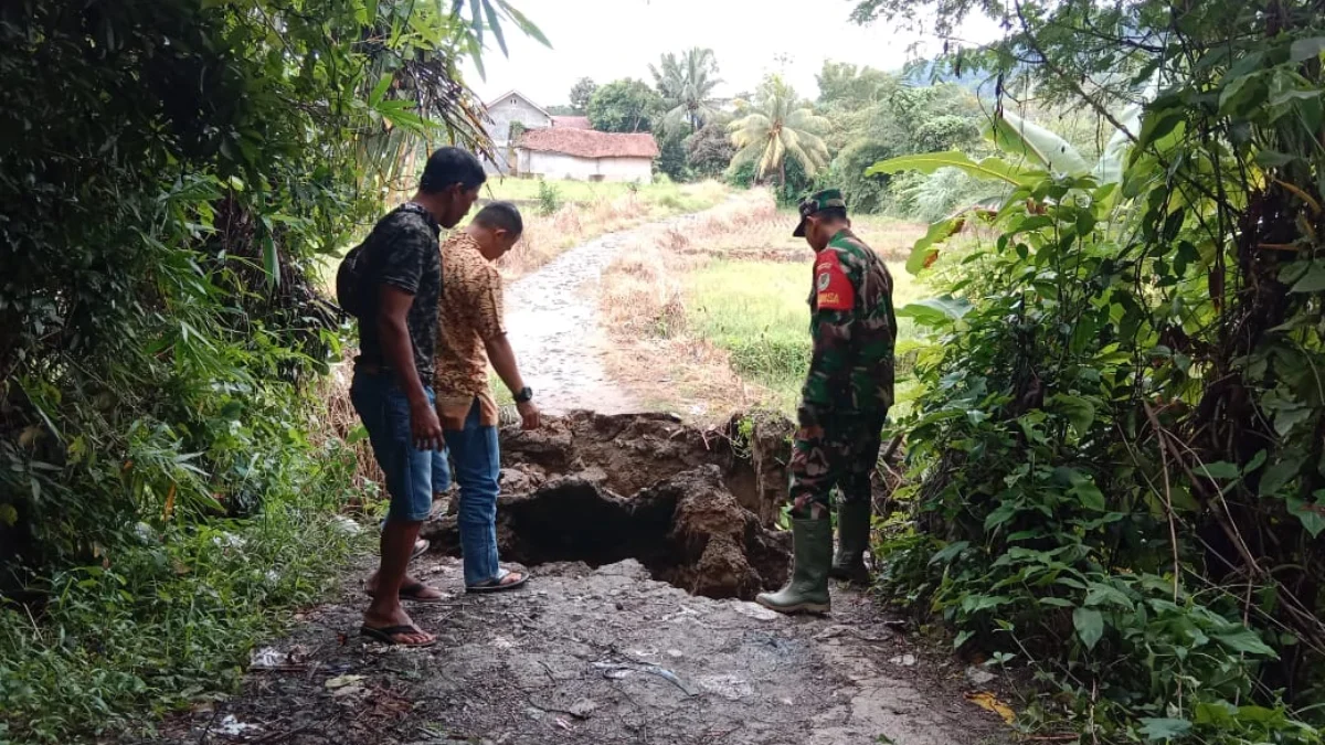 Situasi Jembatan Cigebang penghubung antar desa yang berada di Kampung Nyomplong RT 03/3 di Bantargadung ambru