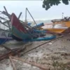 Perahu Nelayan yang mengalami kerusakan akibat diterjang gelombang ombak